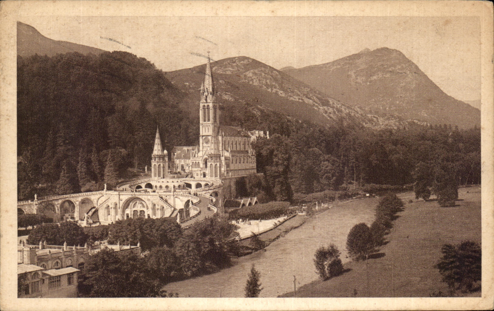 CPA Lourdes La Basilique et le Gave