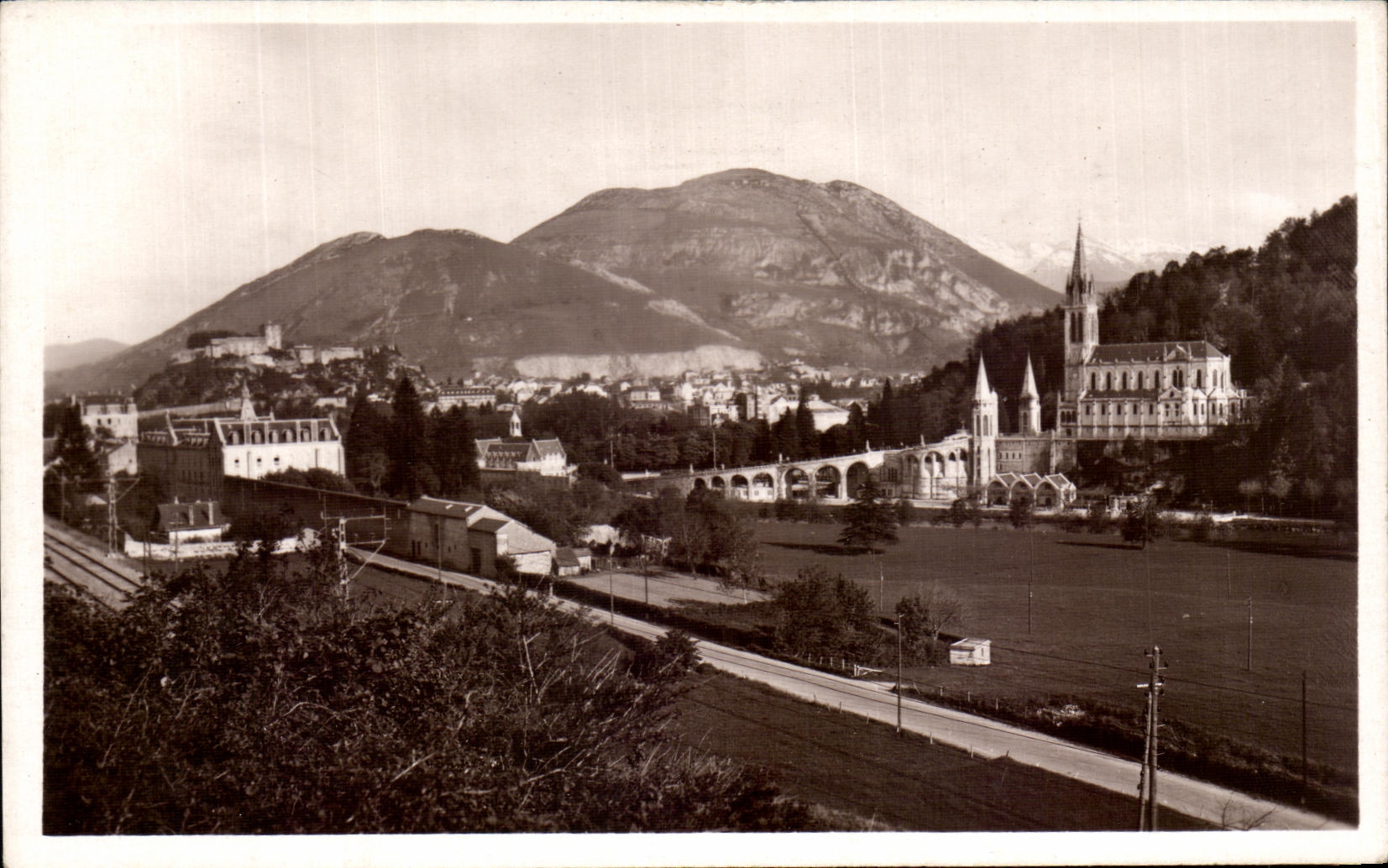 CPA Lourdes La Basilique et le Pic du Jer