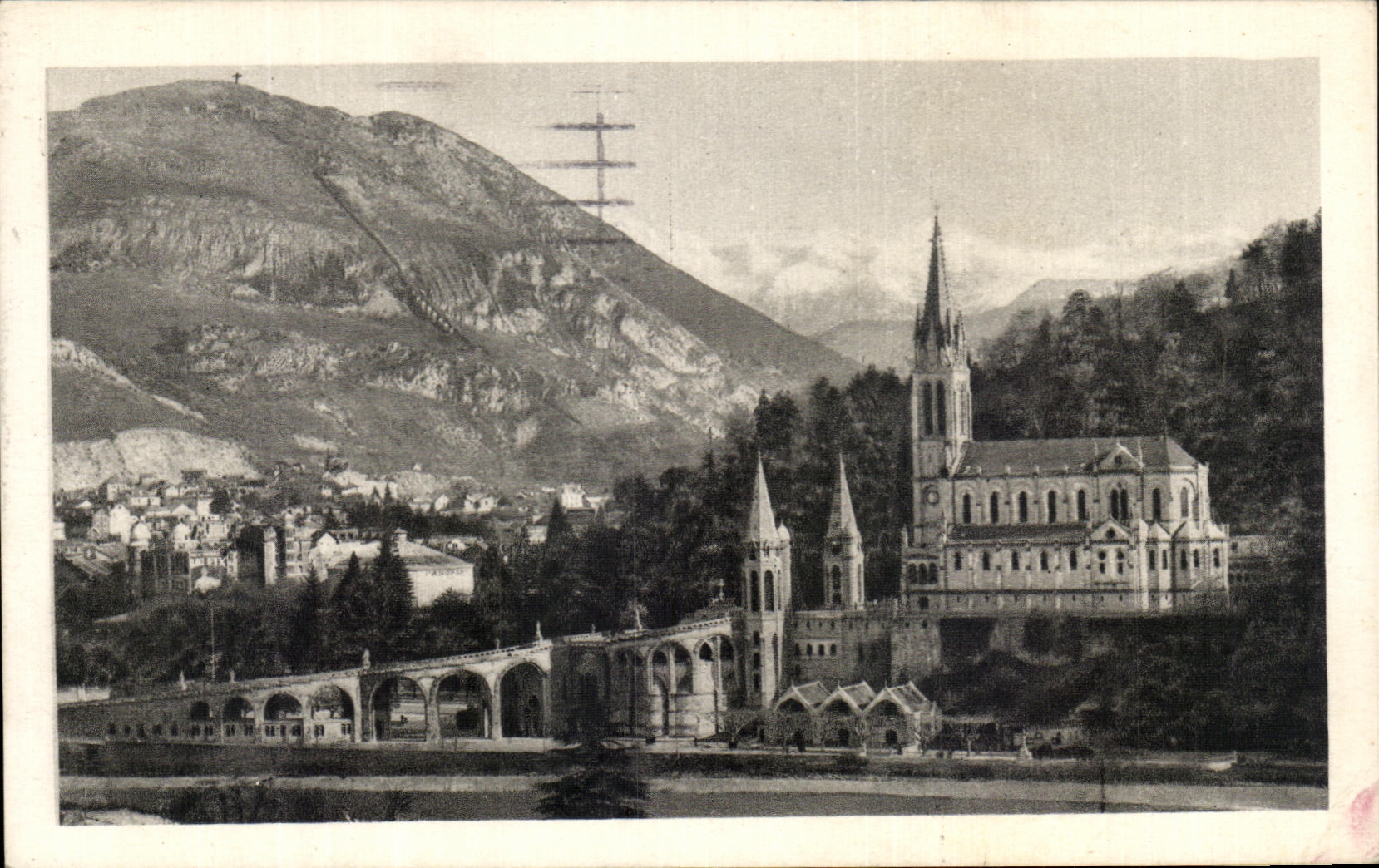 CPA Lourdes La Basillque et les montagnes