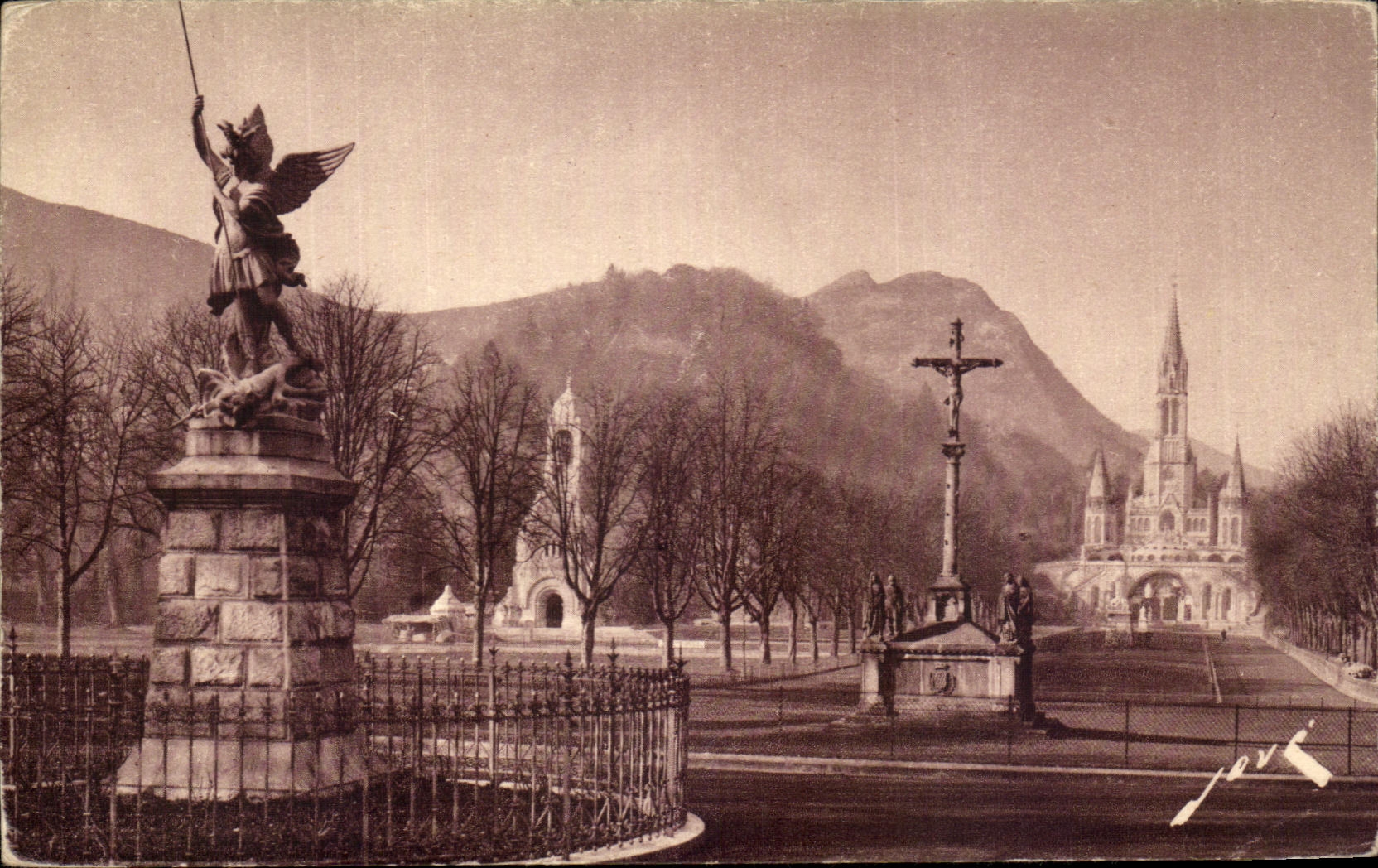 CPA Lourdes St Michel Le Calvaire Breton La basilique et l'Esplanade gauche le Monument aux Morts 