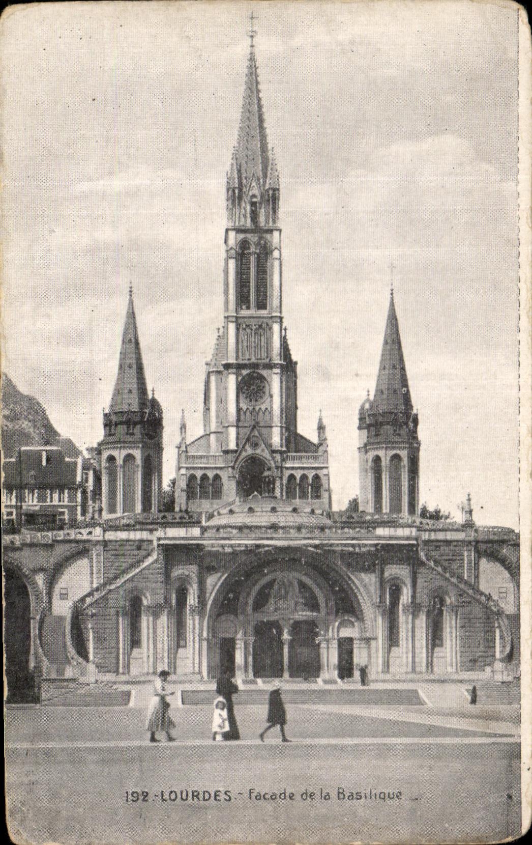 CPA Lourdes Facade de la Basilique
