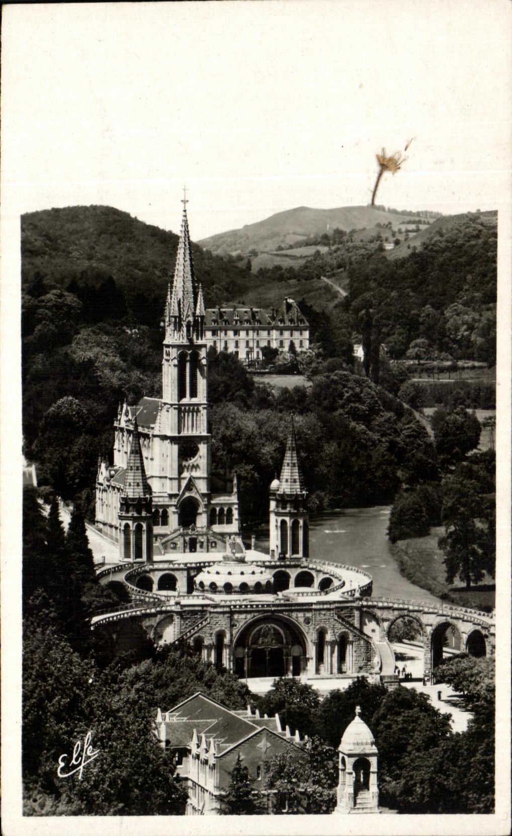 CPA Lourdes Vue Plongeante sur la Basilique et la Vallee du Gave
