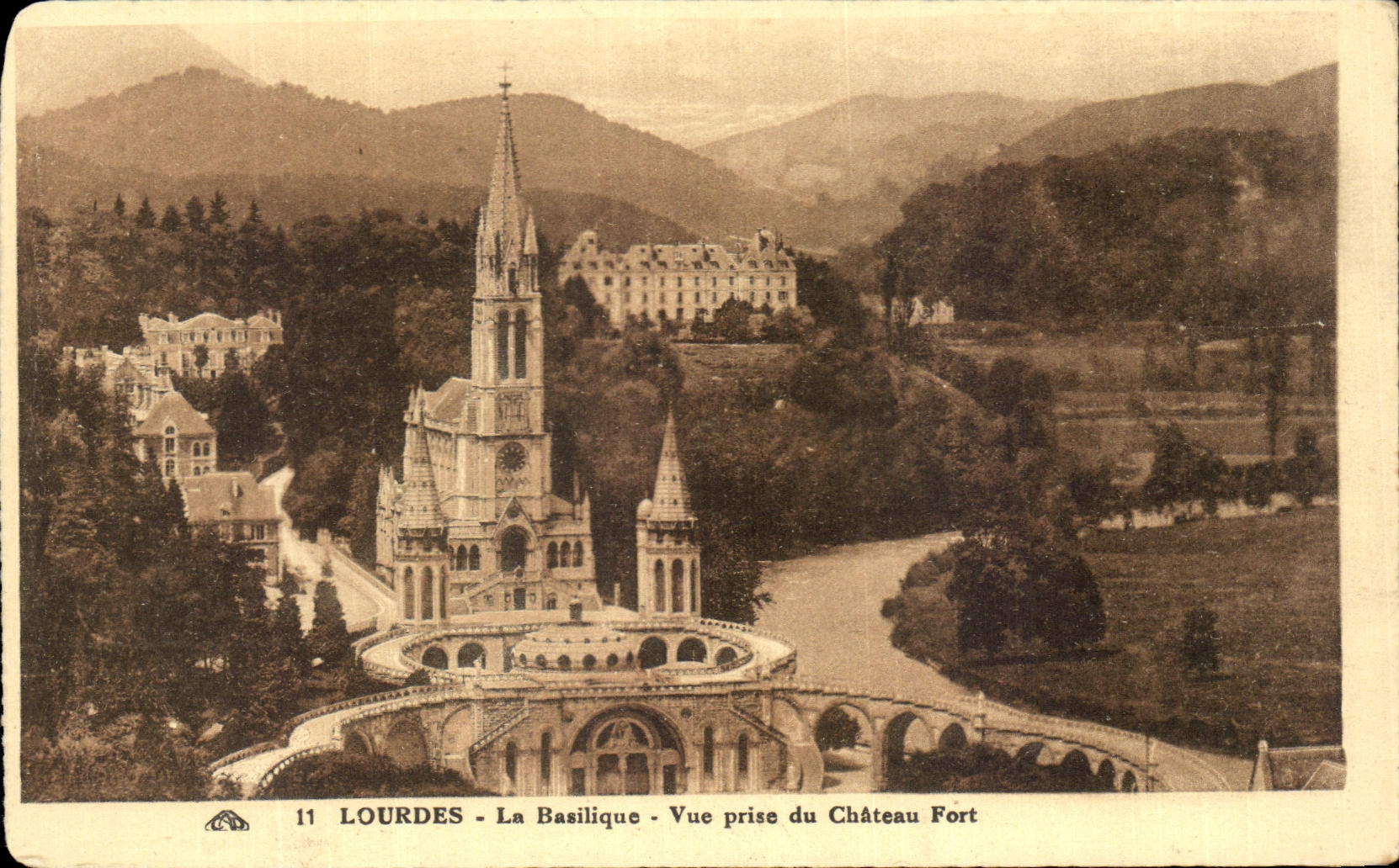 CPA Lourdes La Basilique Vue prise du Chateau Fort