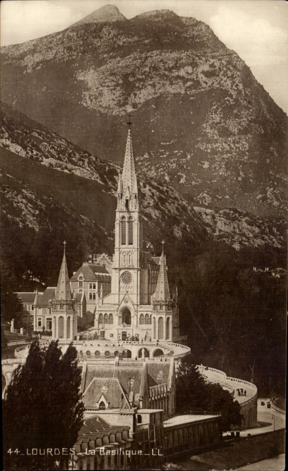 CPA Lourdes La Basilique