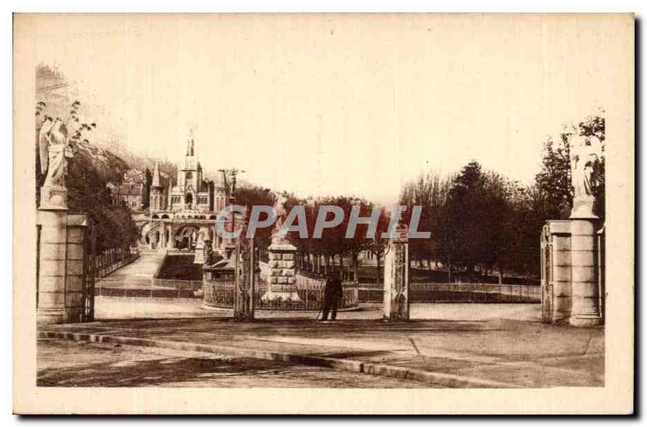 CPA Lourdes Entree de l'Esplanade