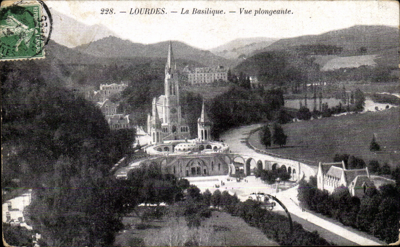 LOURDES — La Basilique — Vue plongeante. — Éditeur : 228.