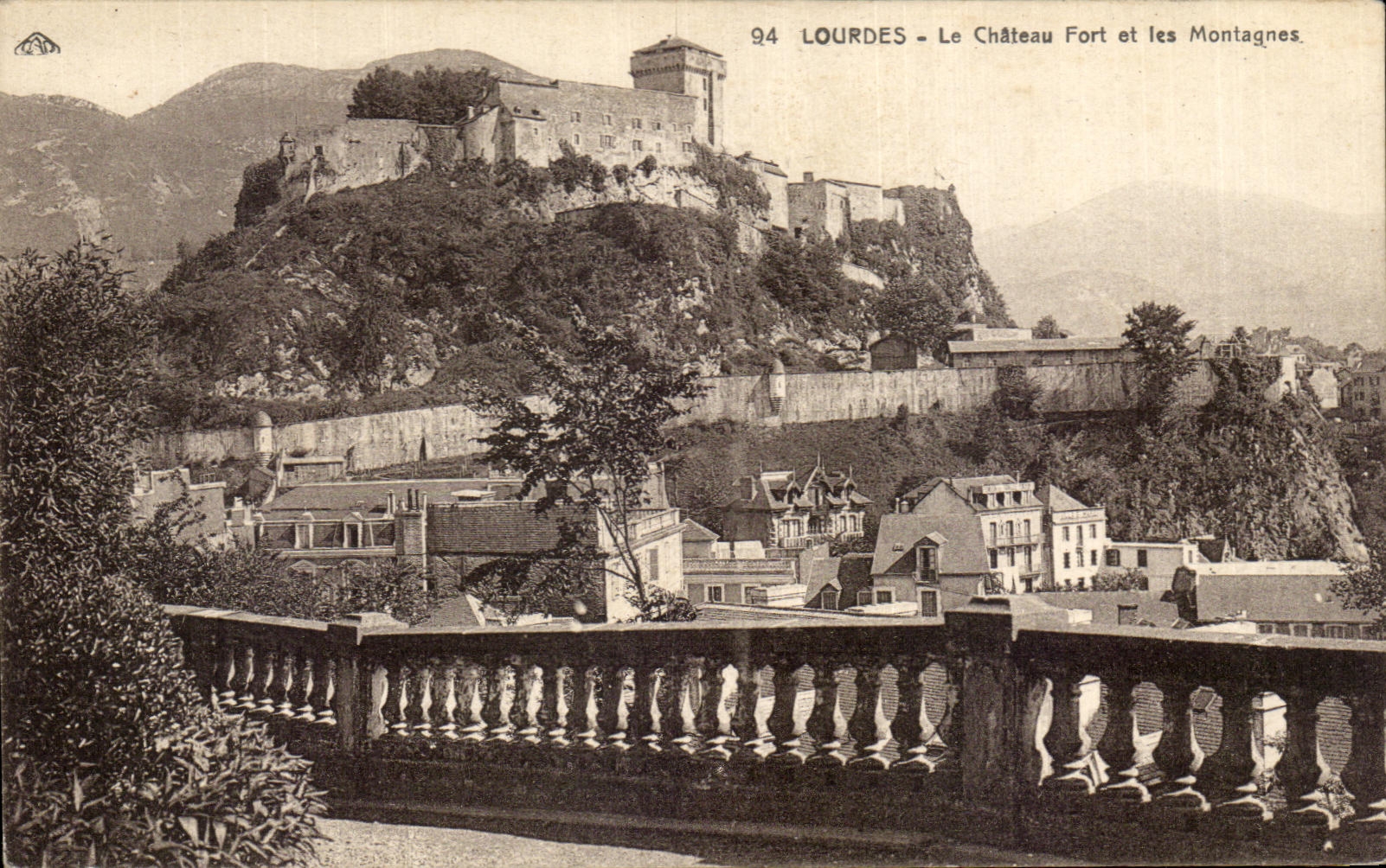 CPA Lourdes Le Chateau Fort et les Montagnes