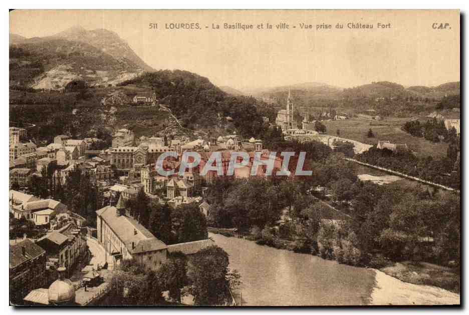 CPA Lourdes La Basilique et la Ville Vue prise du Chateau Fort
