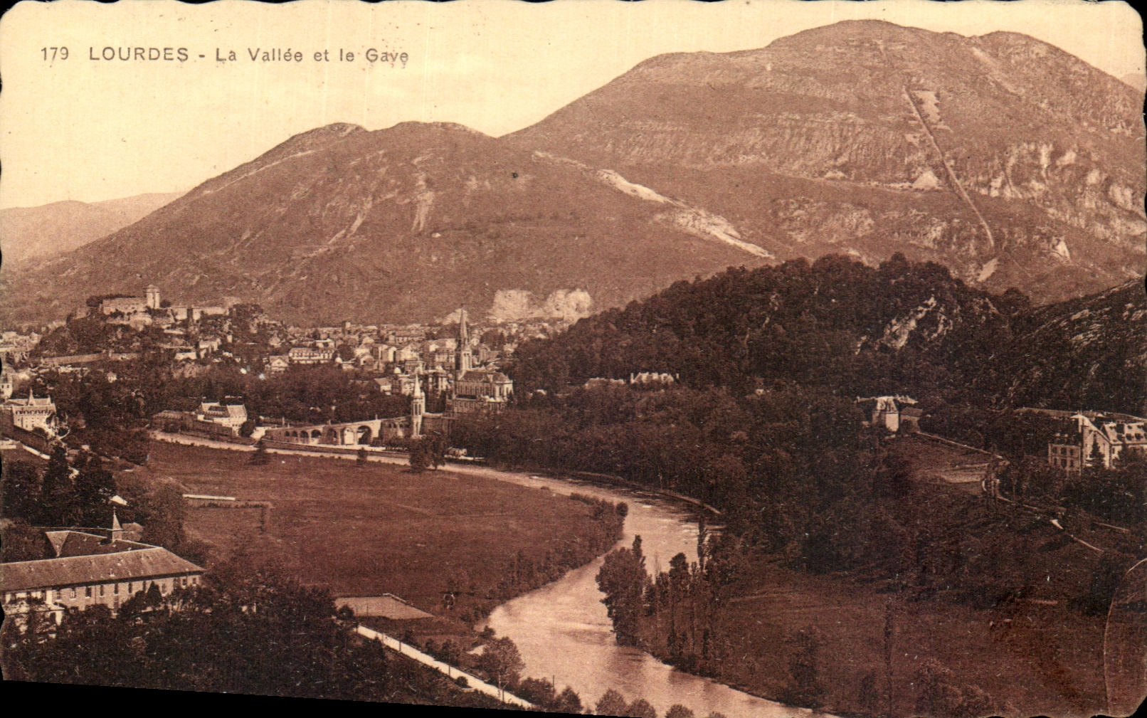 CPA Lourdes La Vallee et le Gave
