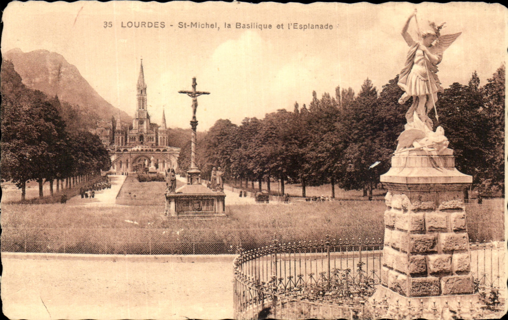 Lourdes - St-Michel, la Basilique et l'Esplanade — Édition Alliance Catholique, n°35