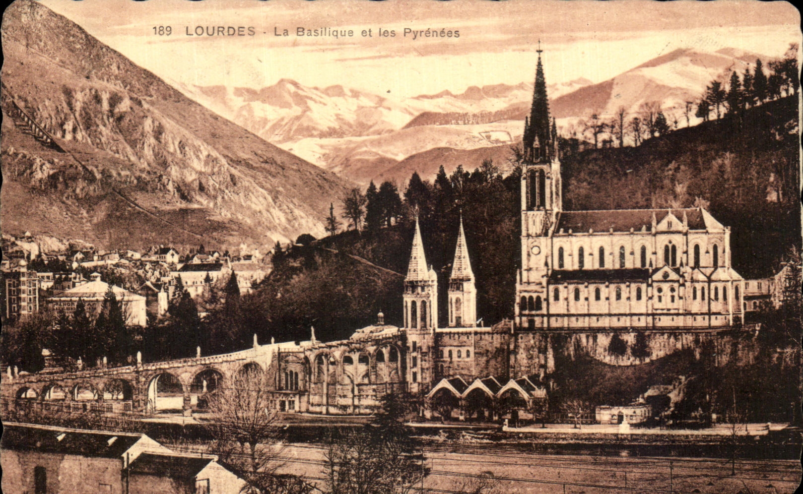 CPA Lourdes La Basilique et les Pyrenees