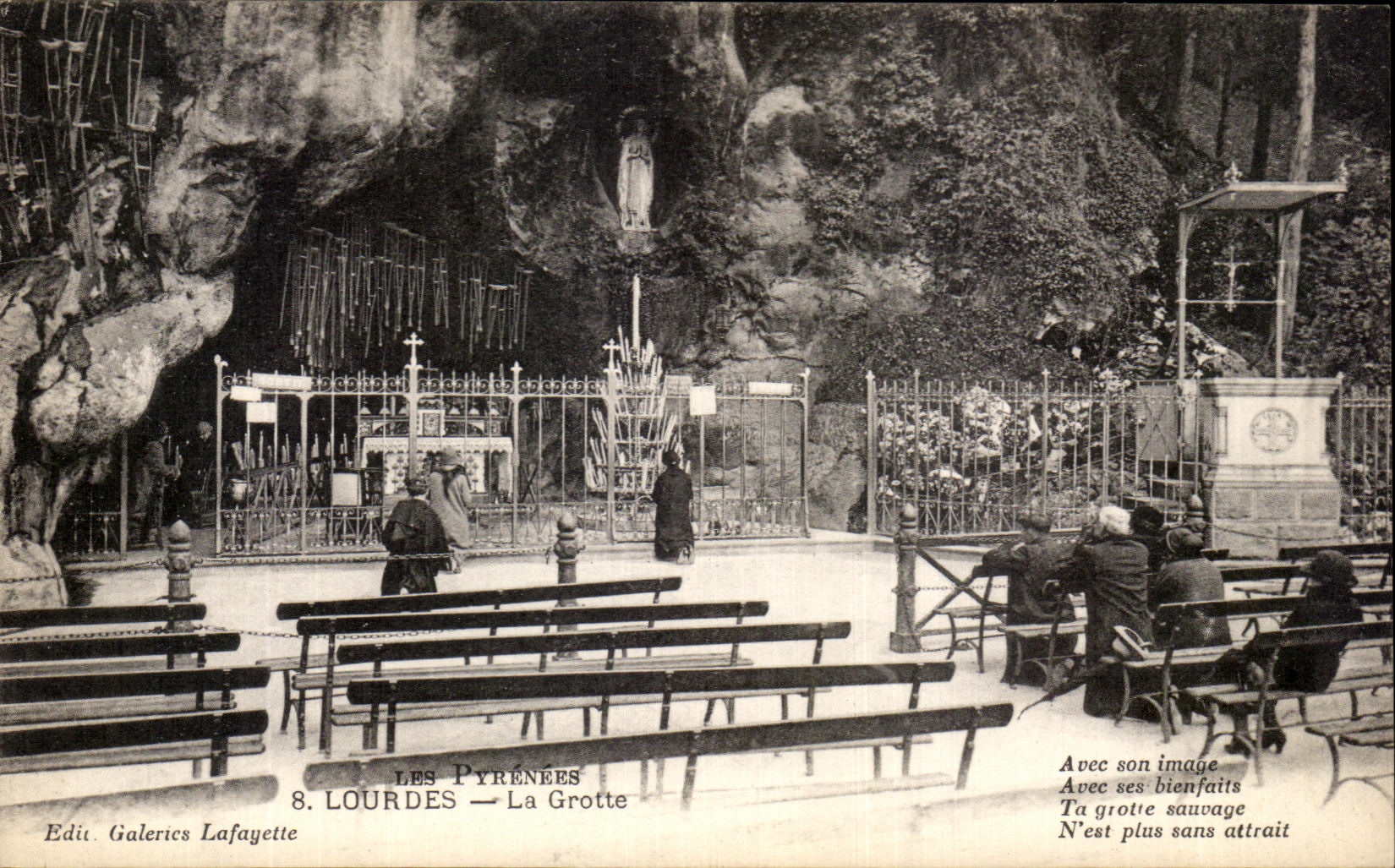 CPA Les Pyrenees Lourdes La Grotte
