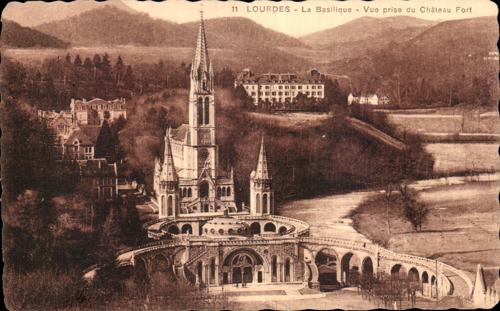 CPA Lourdes La Basilique Vue prise du Chateau Fort