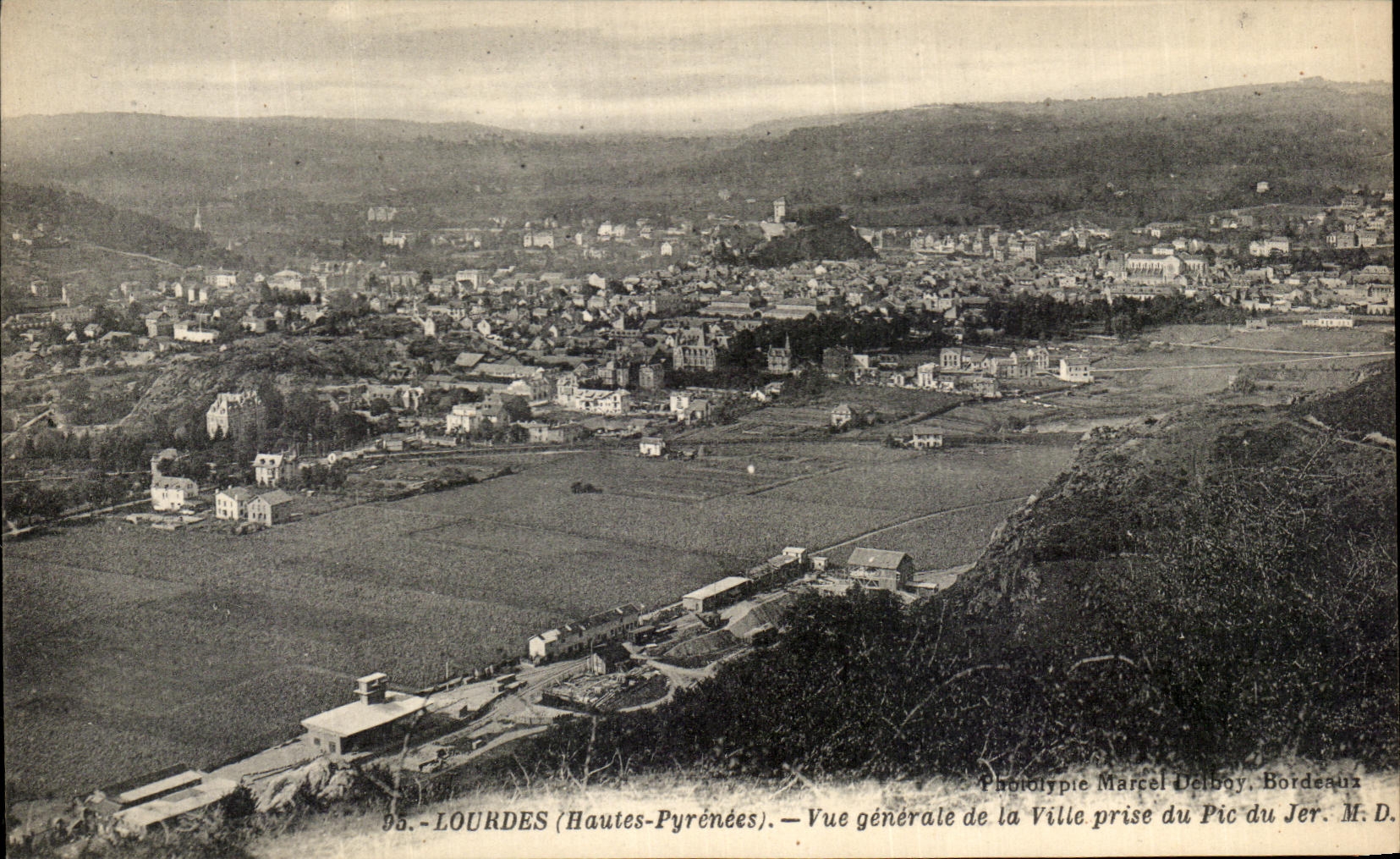 CPA Lourdes (Hautes Pyrenees) Vue generale de la Ville prise du Pic du Jer