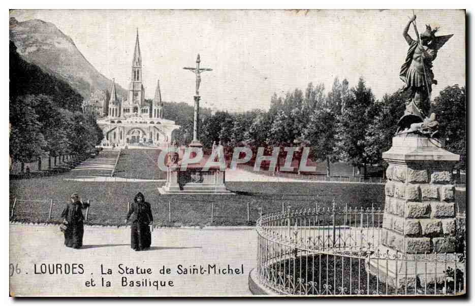 CPA Lourdes La Statue de Saint Michel et la Basilique