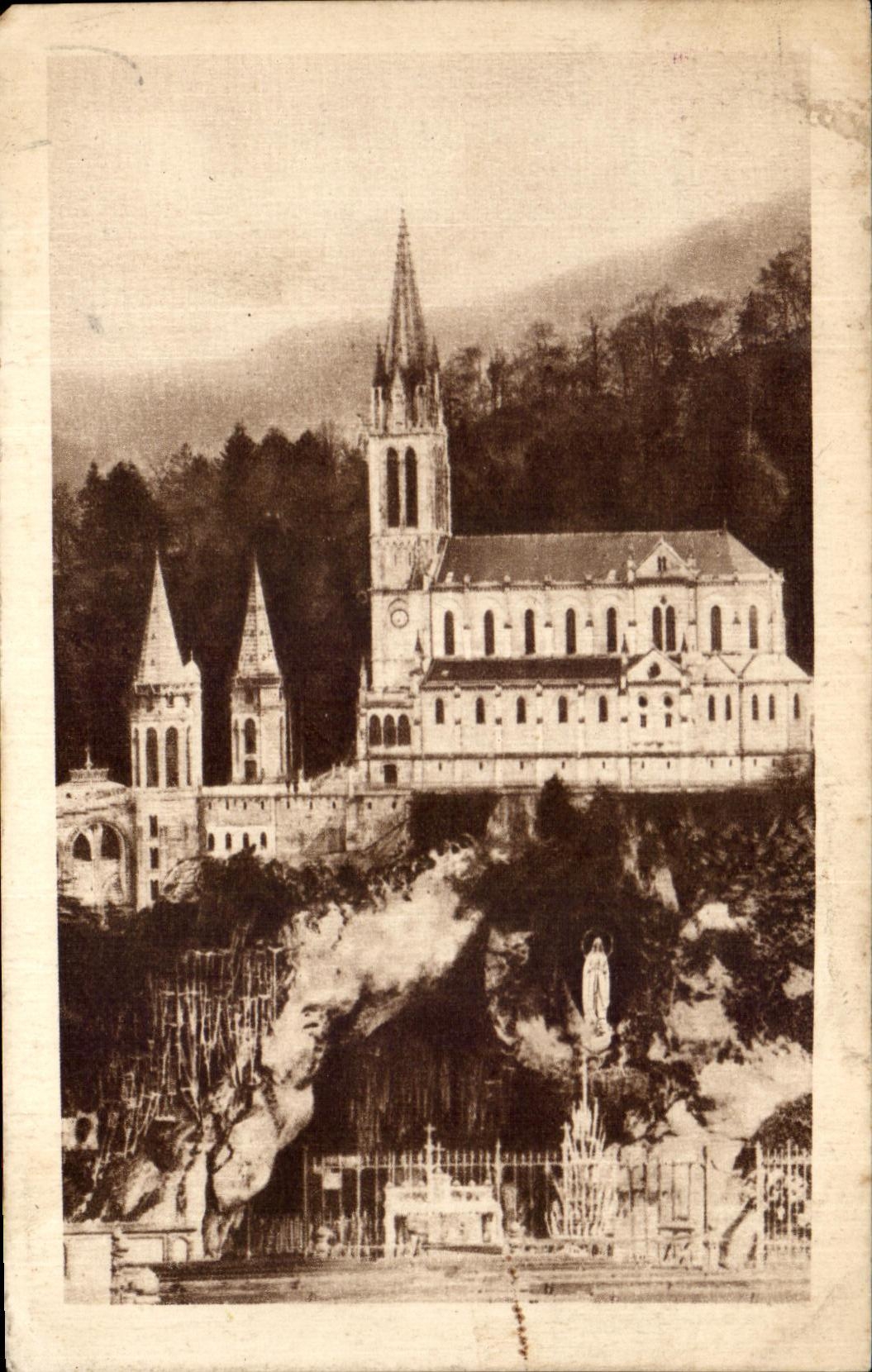 CPA Lourdes La Grotte et la Basilique