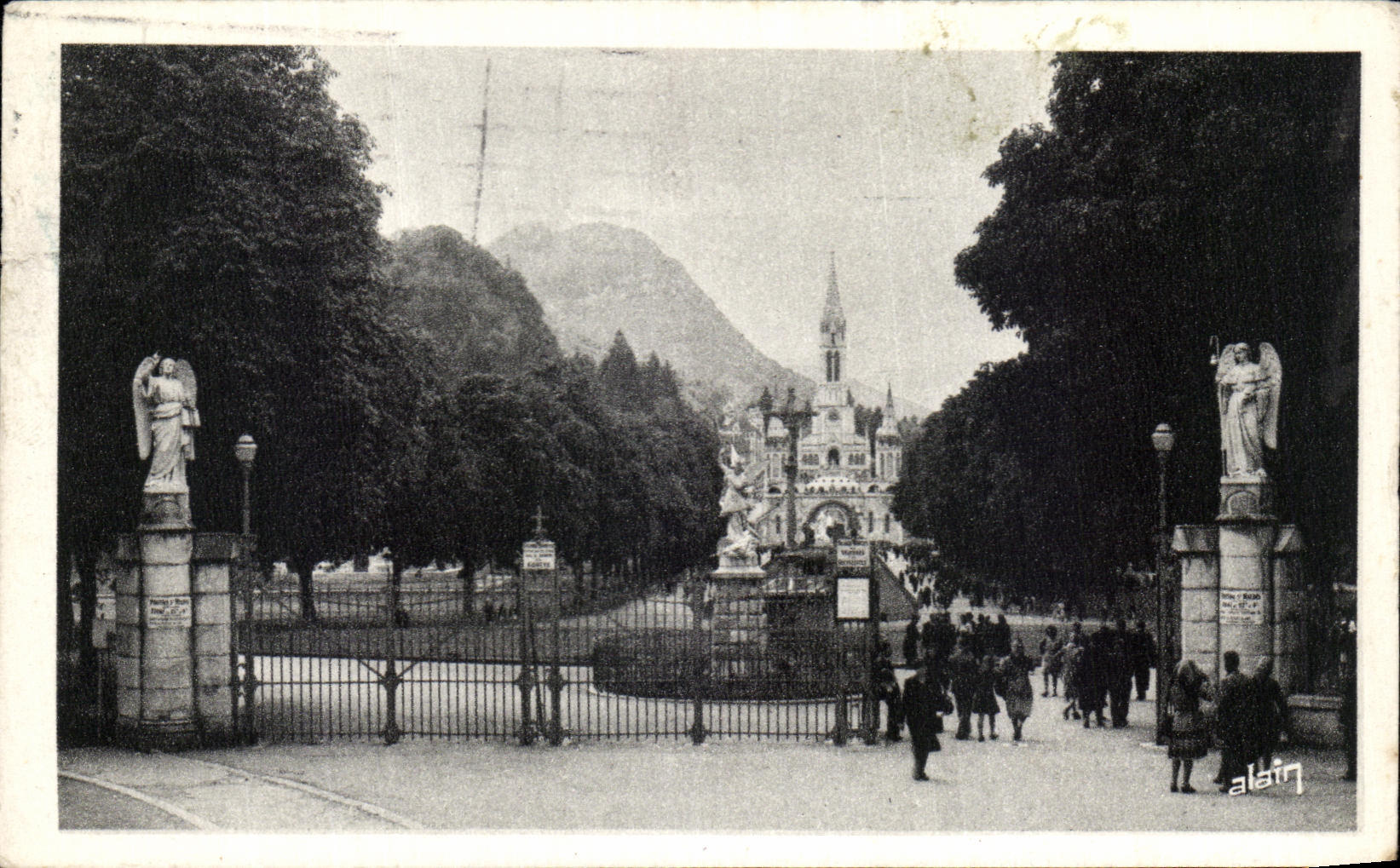 L'Entrée de la Basilique — Lourdes — Éditions d'Art Alain, n°114