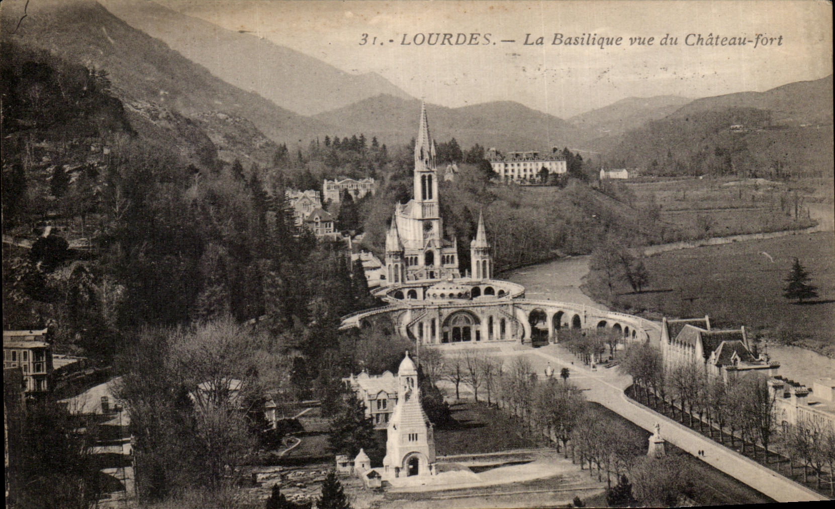 CPA Lourdes La Basilique vue du Chateau Fort