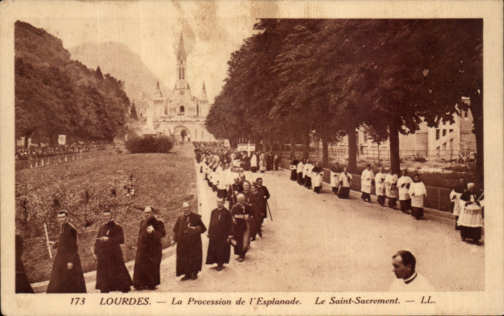 CPA Lourdes La Procession de l'Esplanade Le Saint Sacrement