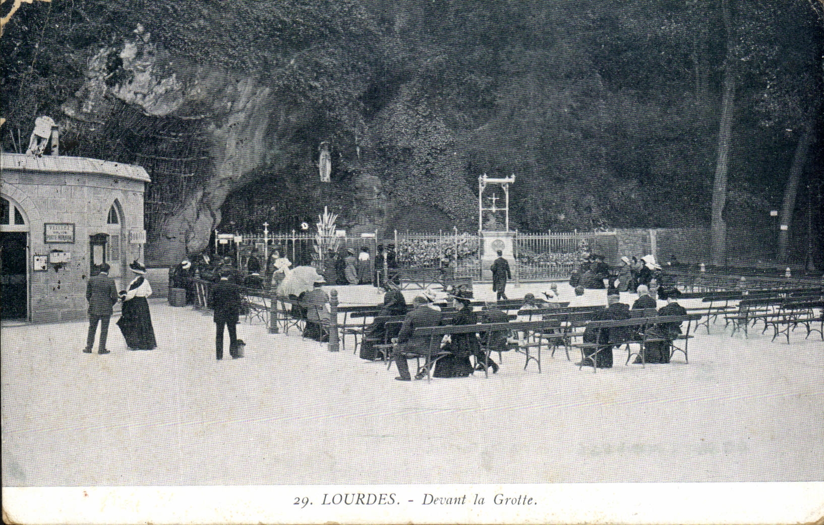 CPA Lourdes Devant la Grotte