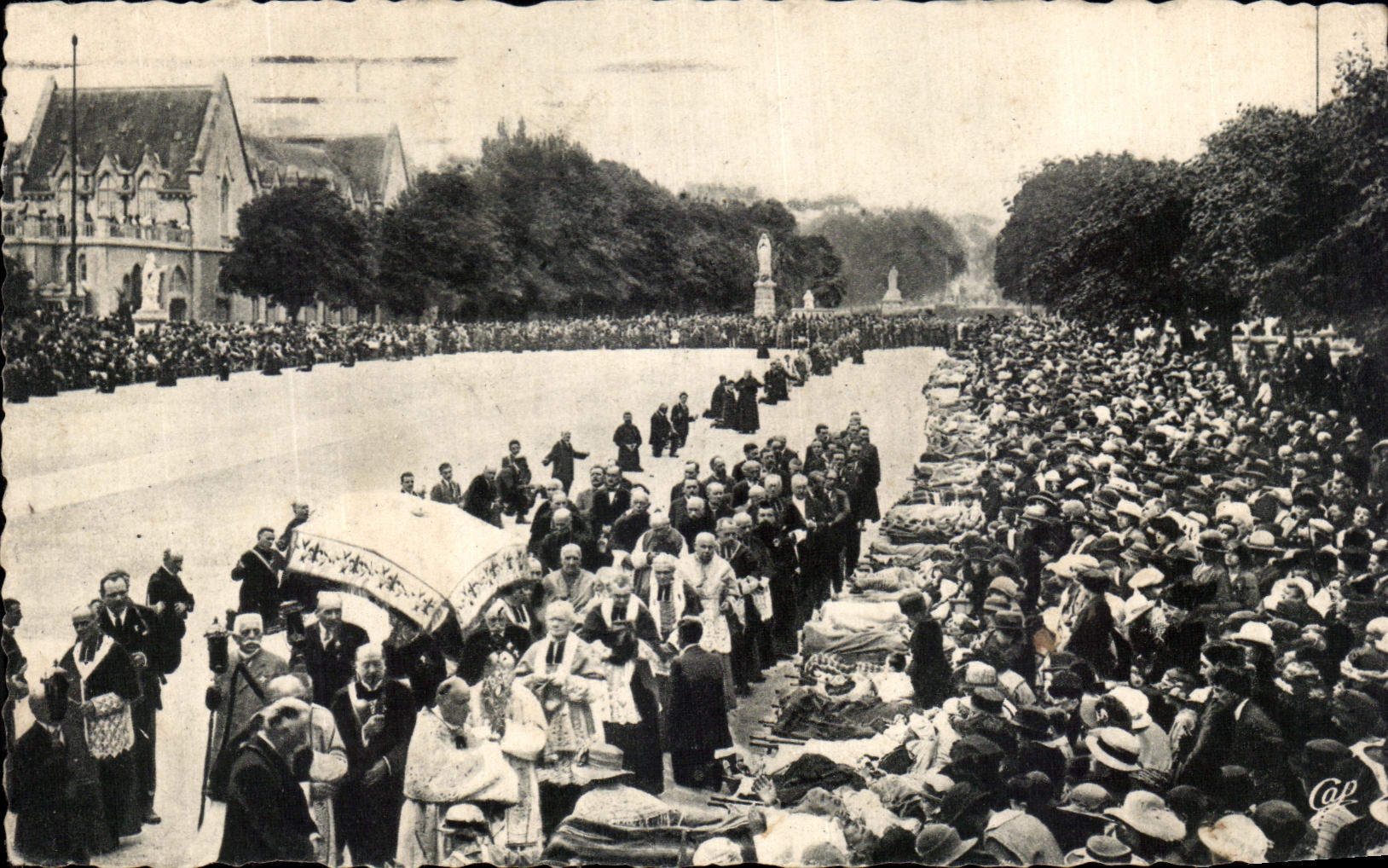 CPA Lourdes Benedictions des malades sur L'Esplanade