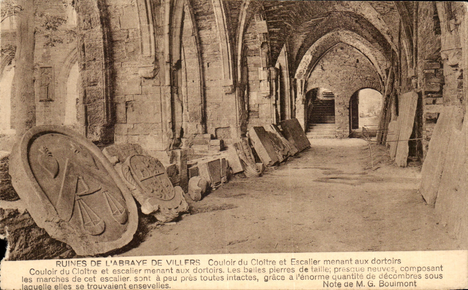 Ruines de l'Abbaye de Villers — Couloir du Cloître et escalier menant aux dortoirs — Note de M. G. Boulmont