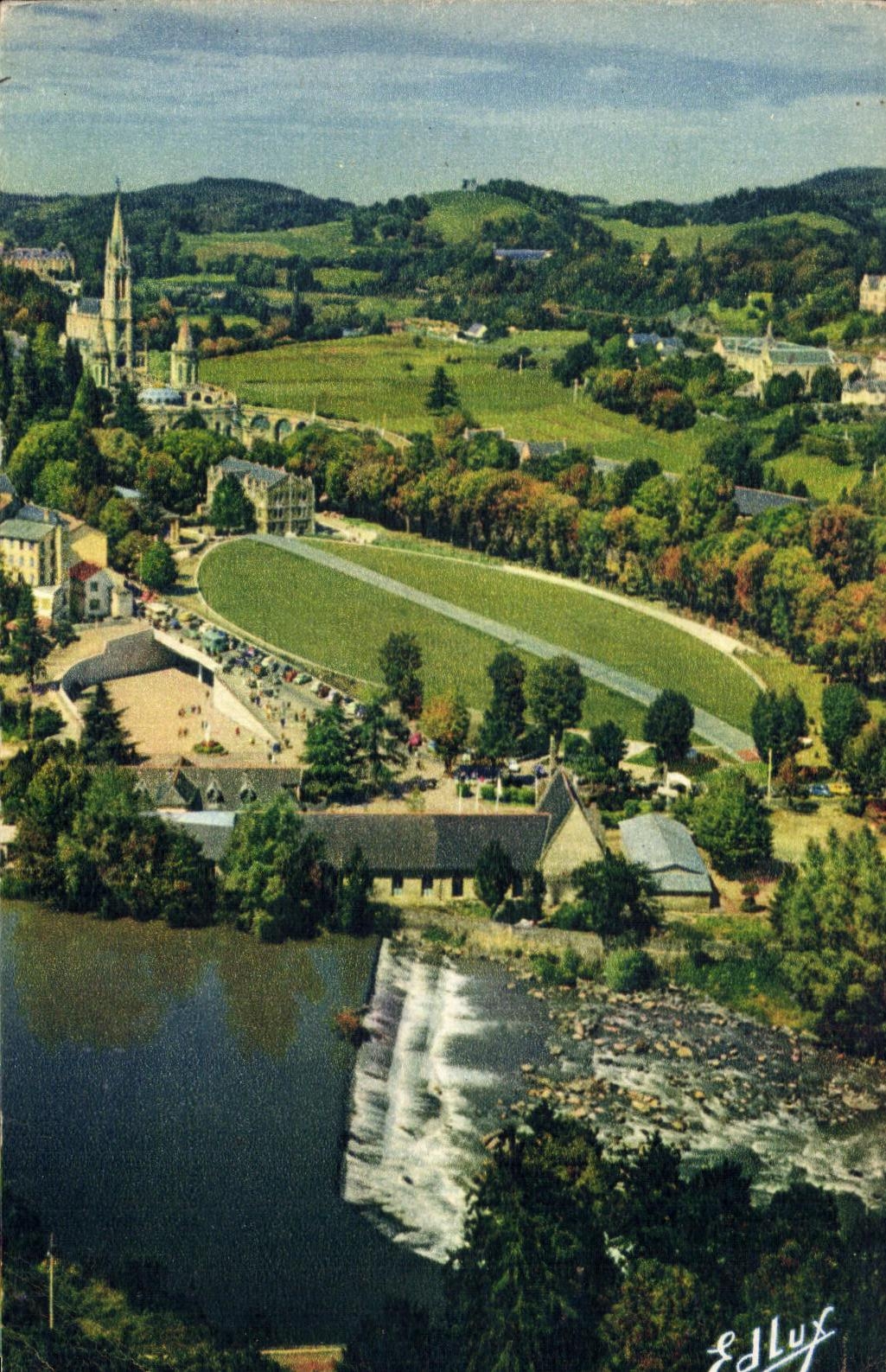 CPA Lourdes Le Basilique la Souterraine St Pie