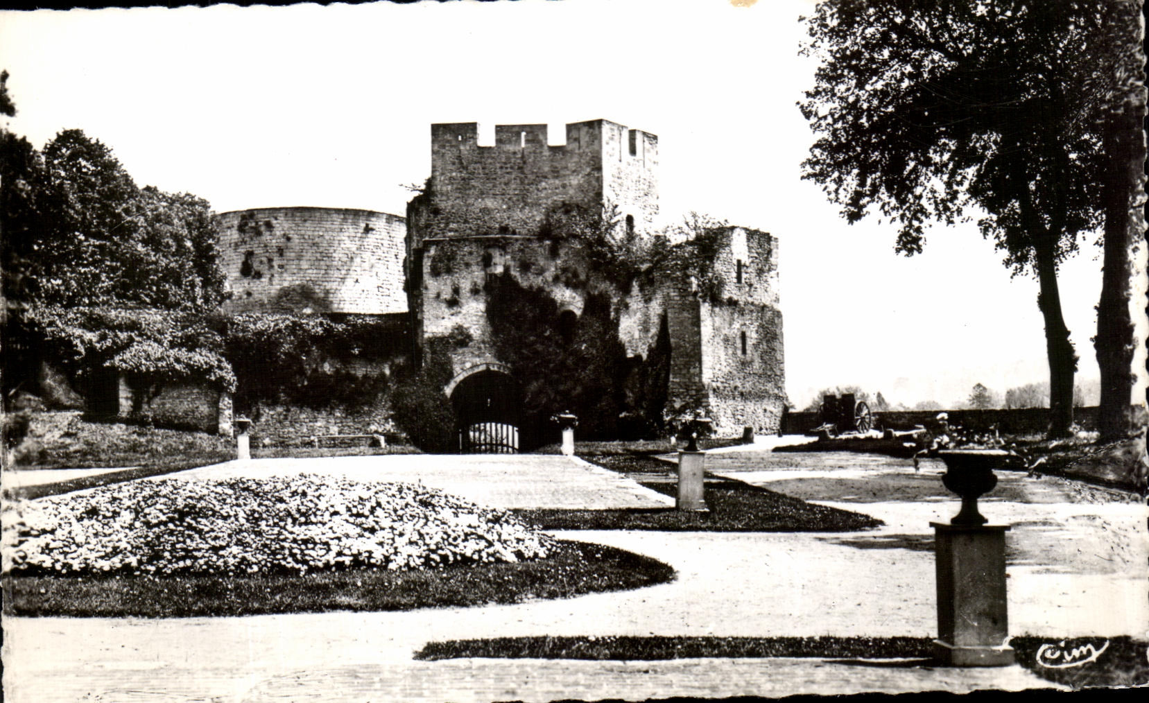 Gisors (Eure) — Le Château, La Tour du Gouverneur et du Prisonnier — Combier Impr. Mâcon