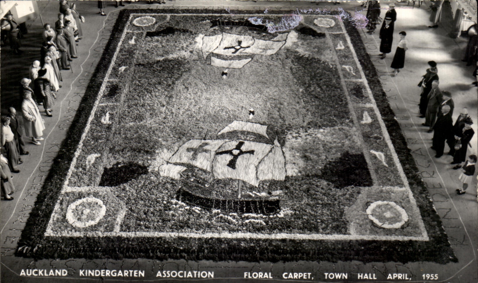 Carpet floral de la ville d'Auckland — représentation d'un navire — Association des jardineries pour enfants, Town Hall, avril 1955