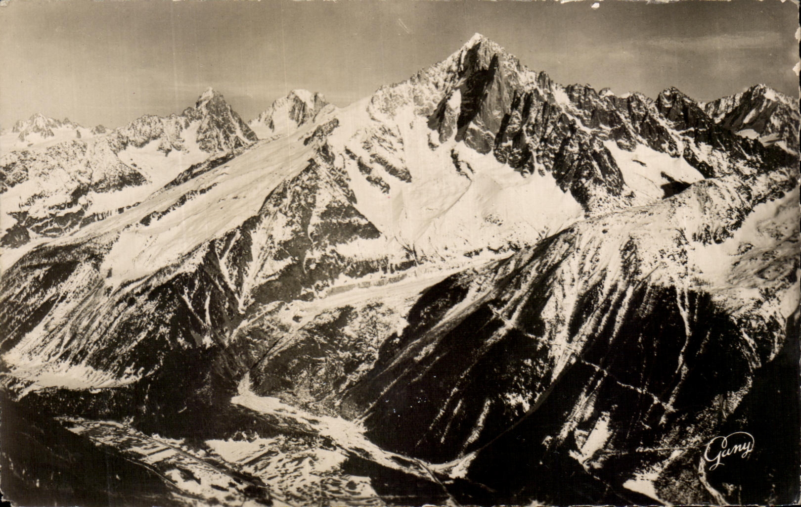Le Praz de Chamonix (Haute-Savoie) — L'Aiguille Verte (4124 m.) et le Village du Brévent (2525 m.) — Gungy