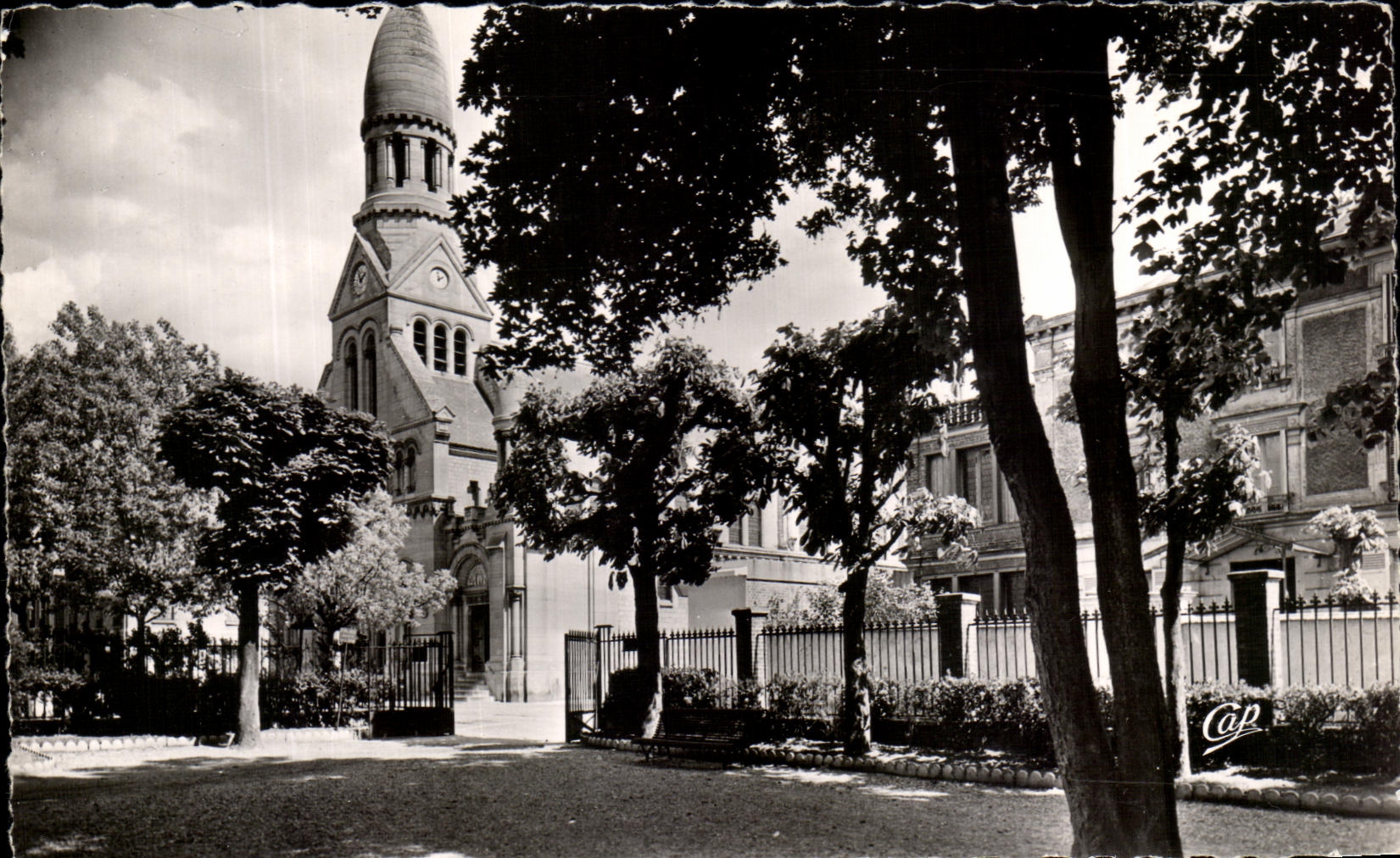 CPA Enghien Les Bains L'Eglise Prise Du Jardin De La Mairie