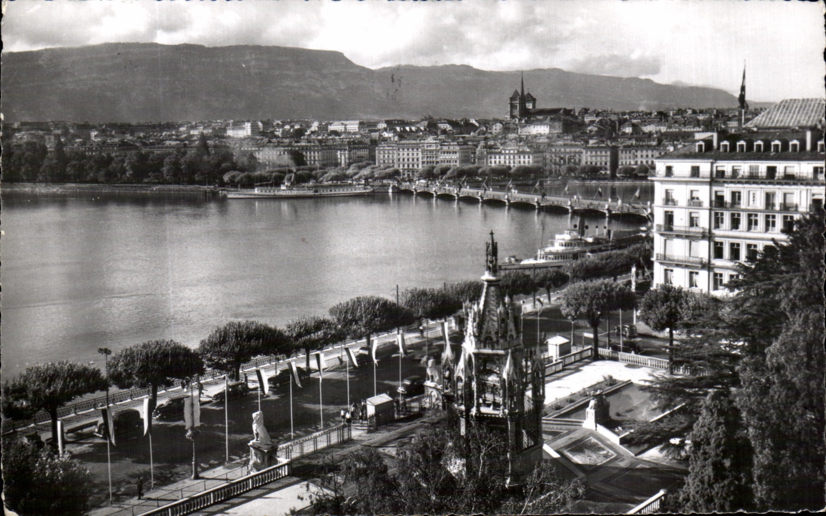 CPA Geneve Monument Brunswick et vue sur le Ville