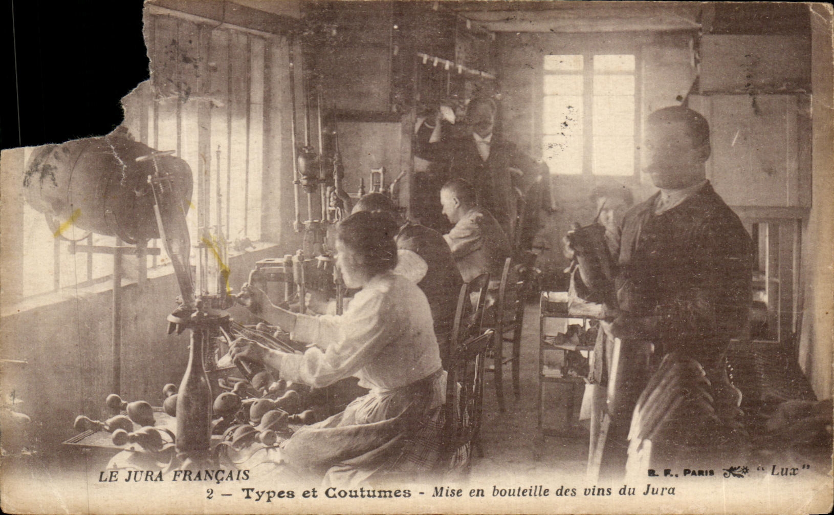 CPA Le Jura Francais Types Et Coutumes Mise En Bouteille Des Vins Du Jura