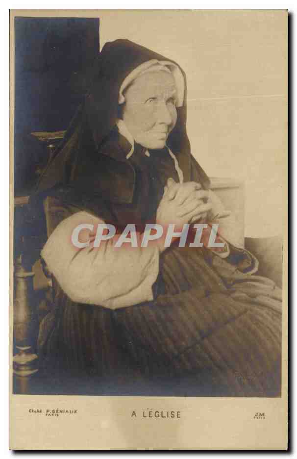 CPA A L'eglise Femme Folklore costume