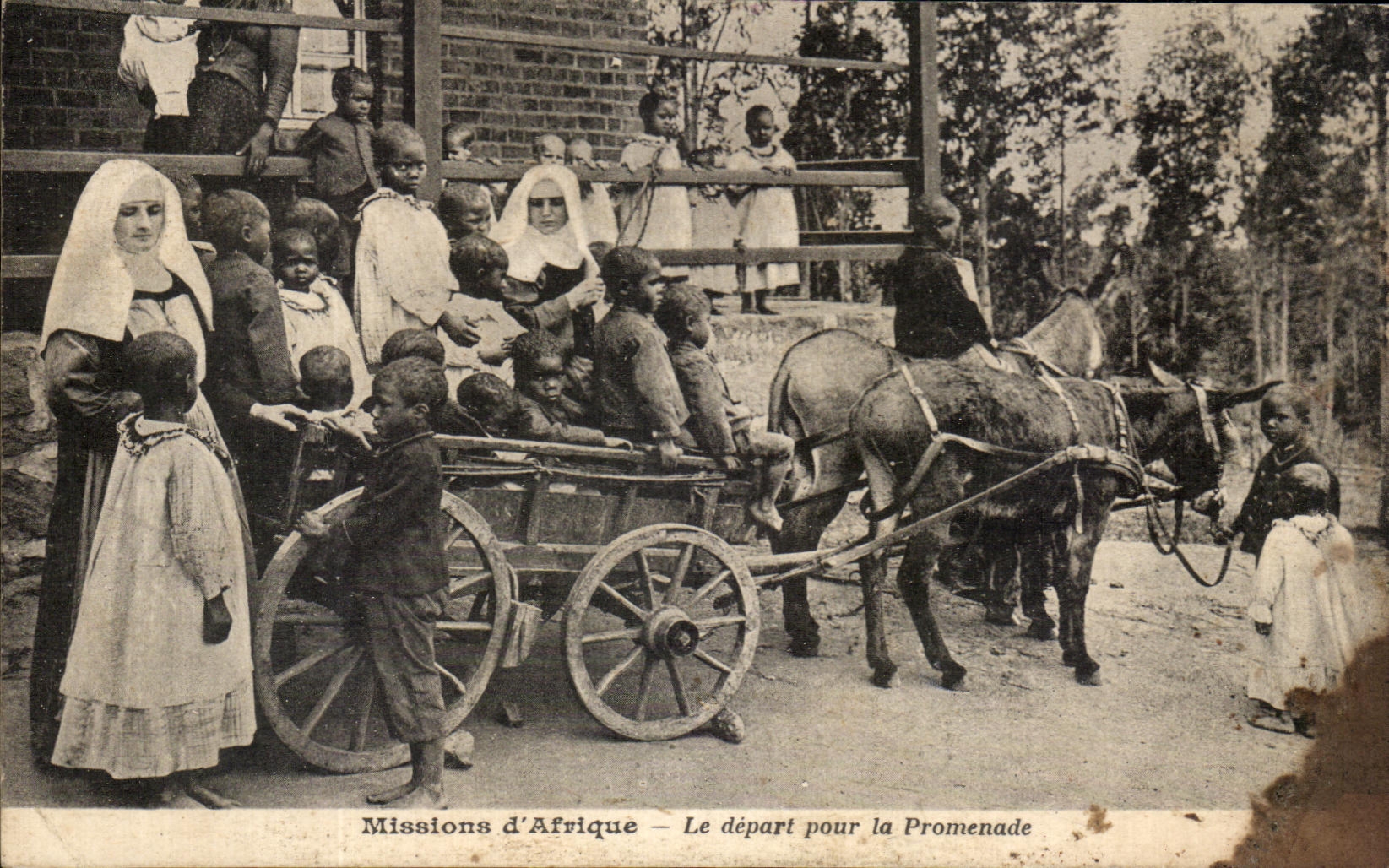 CPA Missions d'Afrique Le Depart Pour La Promenade Voiture a anes Religieuse 