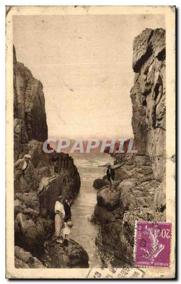 CPA Ploumanach Le Gouffre a la Pointe du Diable entre deux rochers