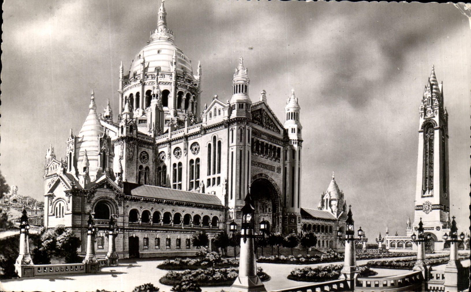 CPA La Baslique De Lisieux Panorama General