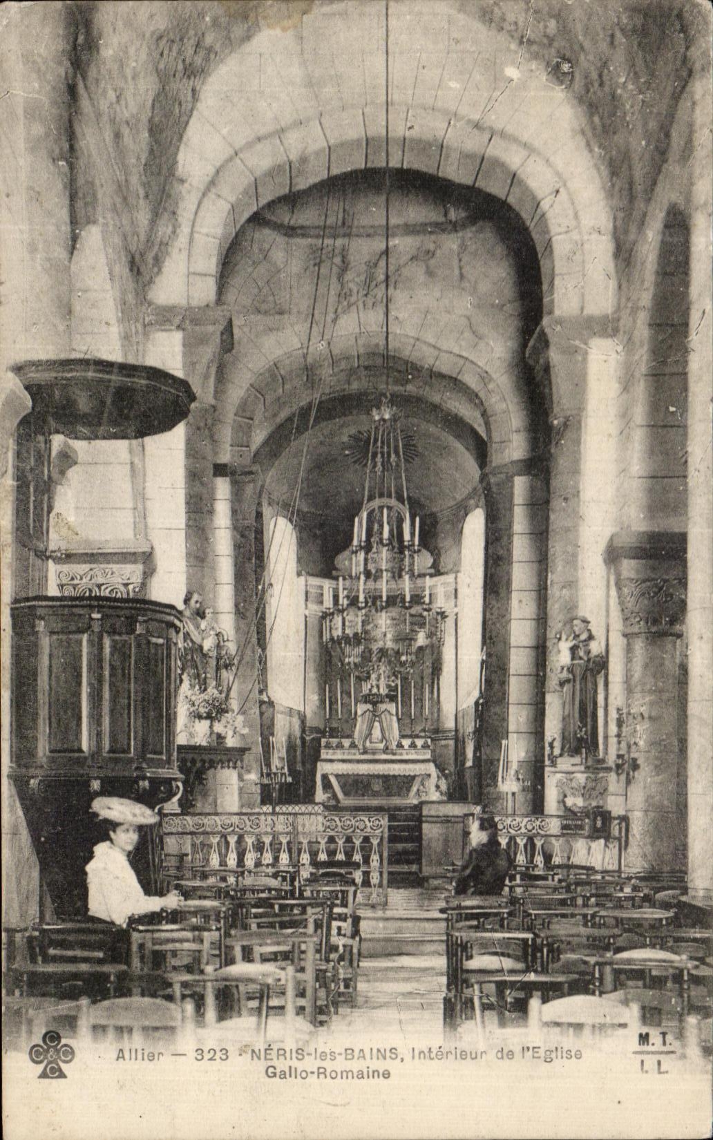 CPA Neris les Bains Interieur de L'Eglise Gallo Romaine