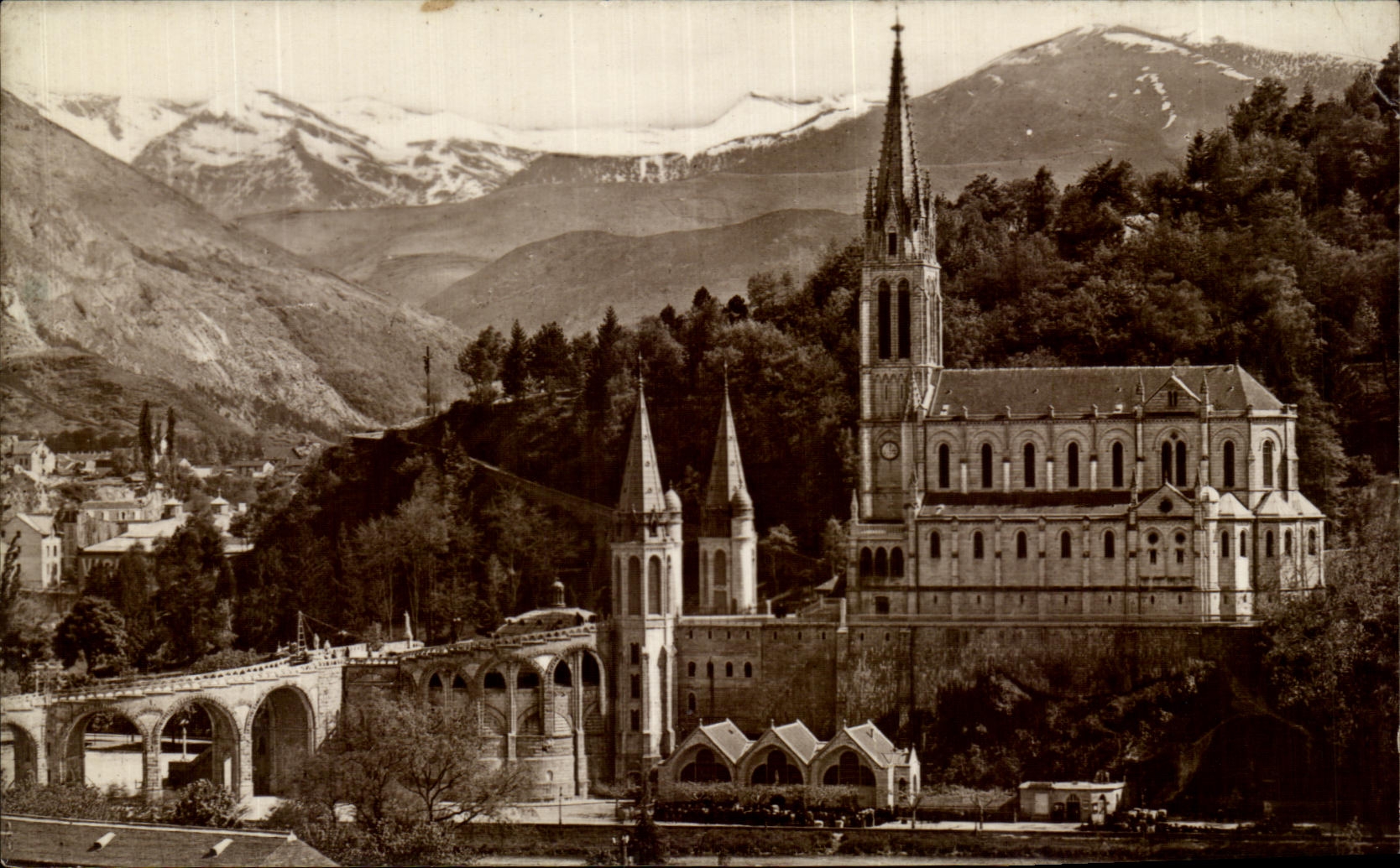 CPA Lourdes La Basilique