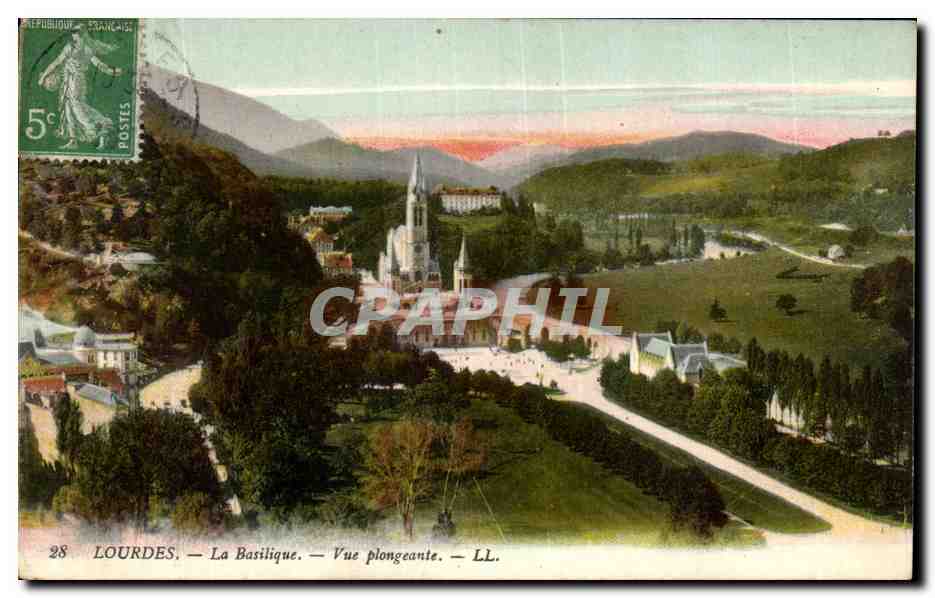 CPA Lourdes La Basilique Vue plongeante