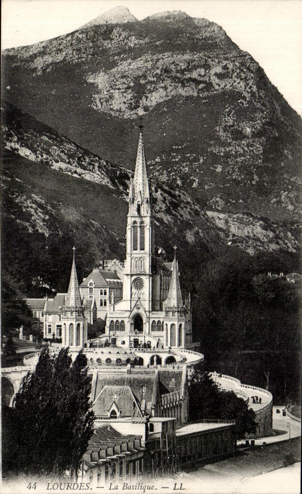 CPA Lourdes La basilique