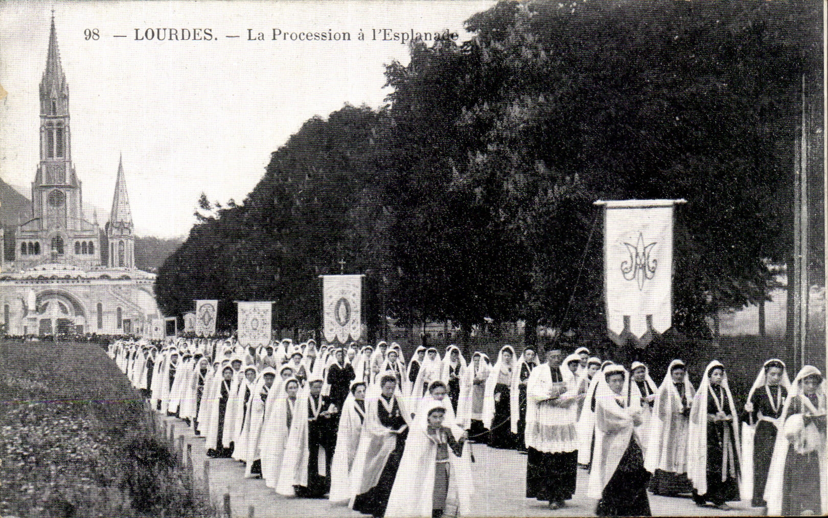 CPA Lourdes La Procession a l'Esplanade
