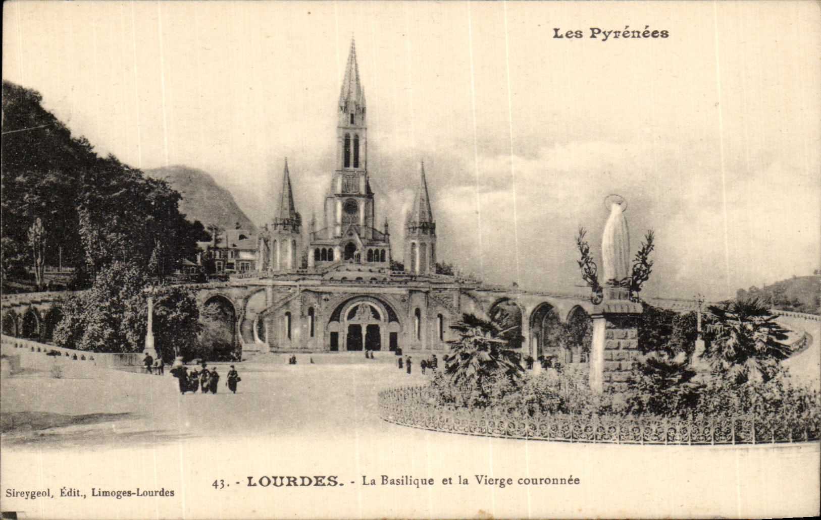 CPA Lourdes La Basilique et la vierge couronnee