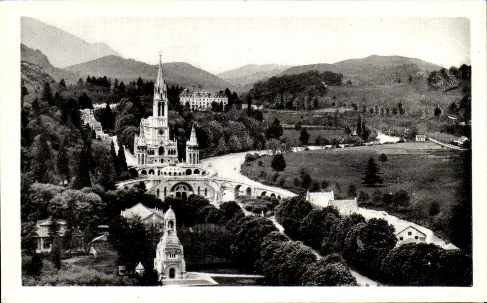 CPA Lourdes La Basilique et le calvaire Chateau fort 