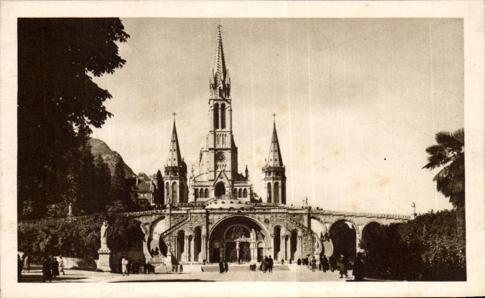 CPA Lourdes La Basilique vue de face