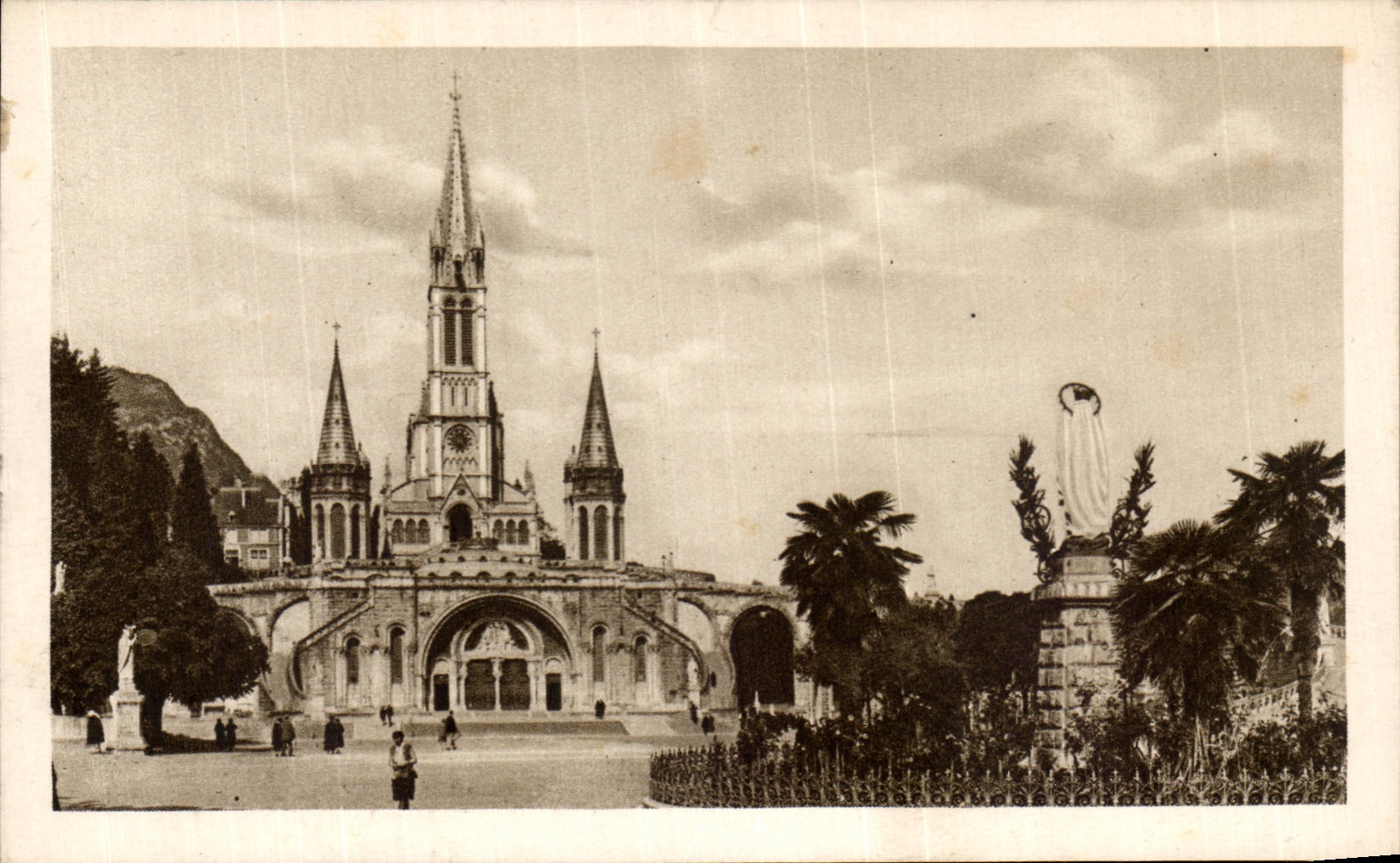CPA Lourdes La Basilique et la vierge couronnee