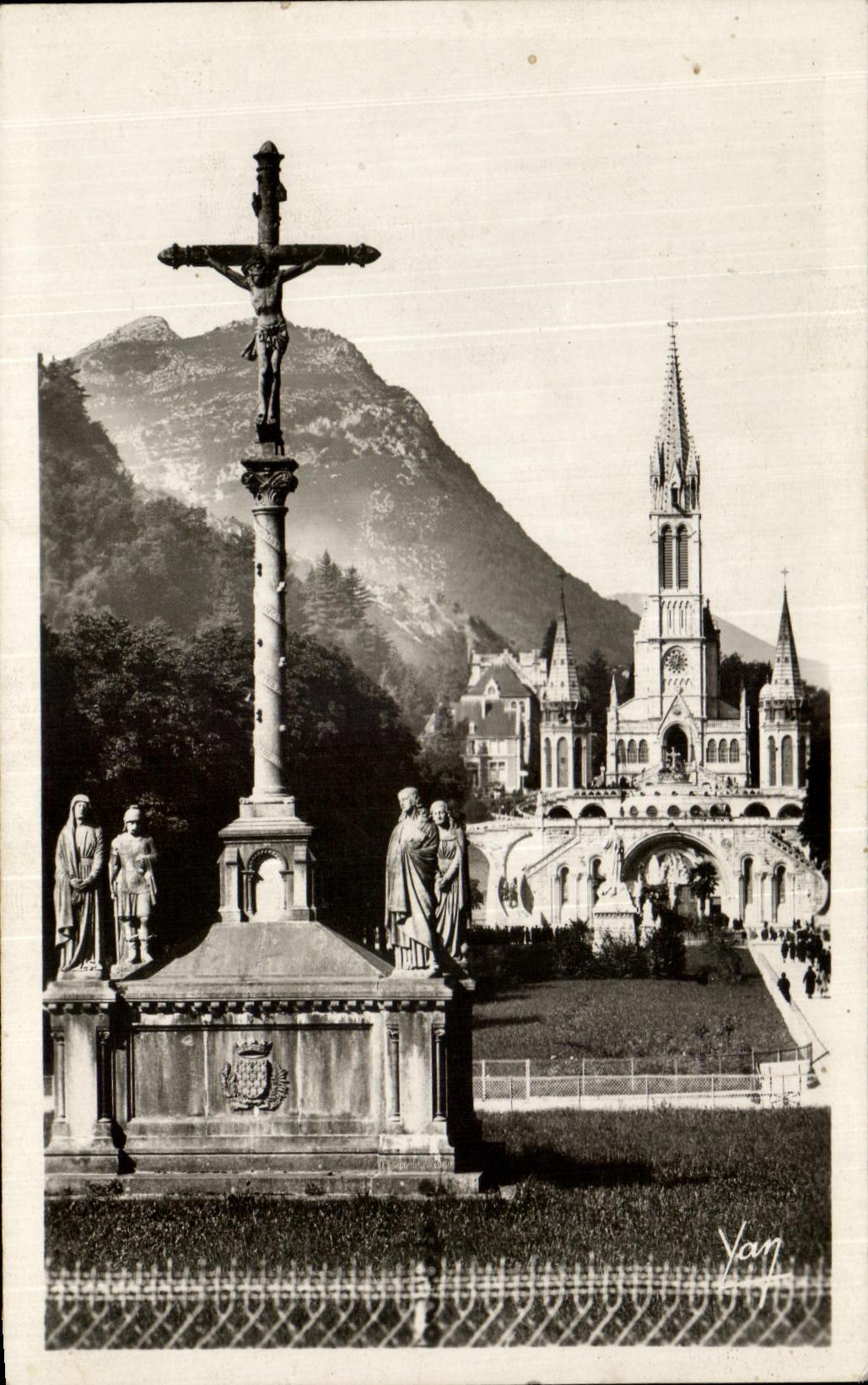 CPA Lourdes La Basilique et le calvaire breton