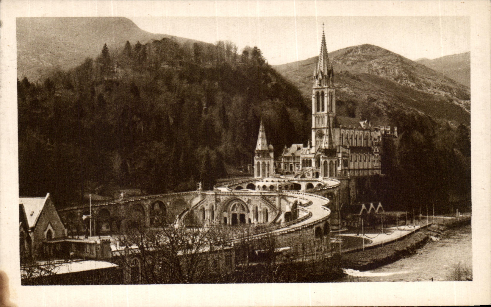 CPA Lourdes Vue d'ensemble sur la basilique