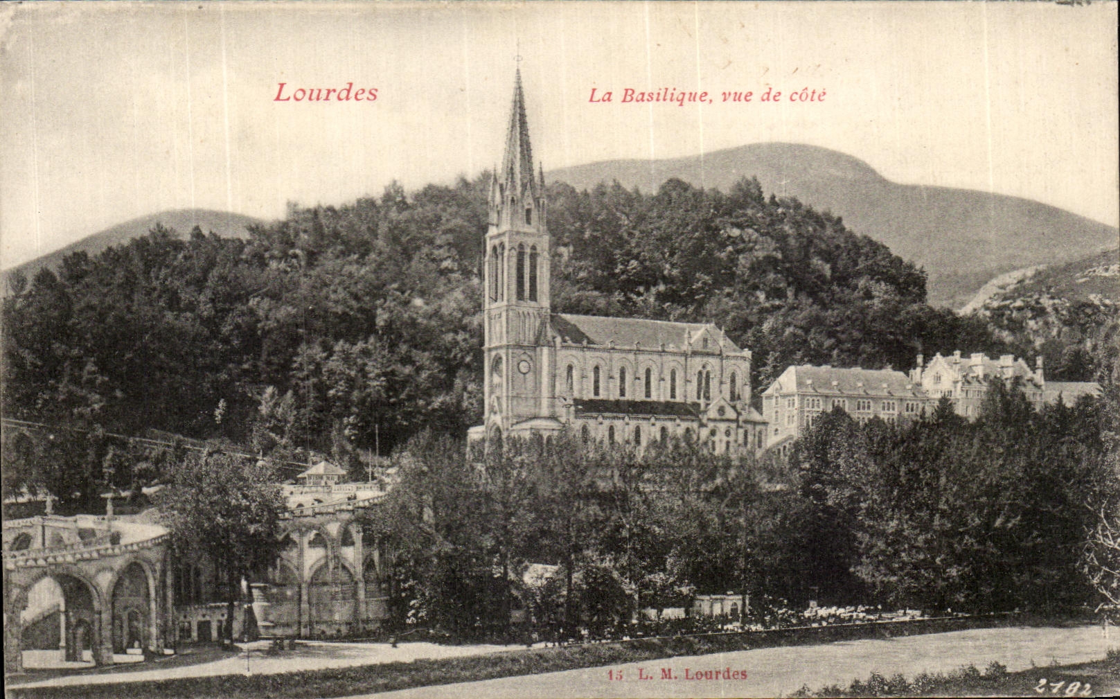 CPA Lourdes La basilique vue de cote