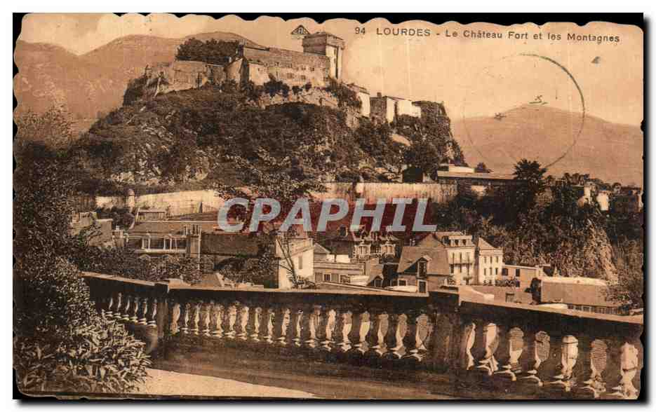 CPA Lourdes le chateau fort et les montagnes 